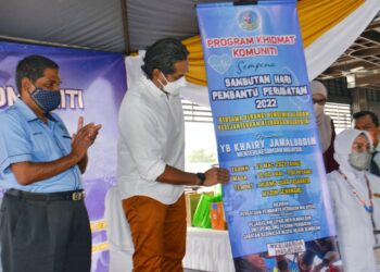 KHAIRY Jamaluddin merasmikan Program Khidmat Komuniti Sempena Sambutan Hari Pembantu Perubatan 2022 anjuran Persatuan Pembantu Perubatan Malaysia di Senawang, Seremban hari ini.-UTUSAN/MOHD. SHAHJEHAN MAAMIN.