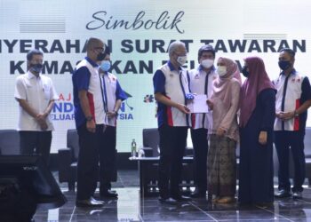 ISMAIL SABRI Yaakob (lima dari kanan) menyerahkan surat tawaran kemasukan ke IPT kepada seorang pelajar pada program Jelajah Pendidikan Keluarga Malaysia di Dewan Konvensyen Majlis Daerah Bera di Bera, Pahang. - UTUSAN/SHAIKH AHMAD RAZIF