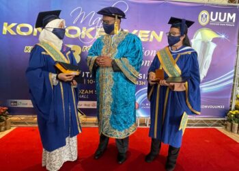 DR. Haim Hilman Abdullah (tengah) memperkatakan sesuatu kepada Aisyah Nabila Taifor (kiri) sambil diperhatikan Tan Mei Ting selepas menerima anugerah masing-masing pada Majlis Konvokesyen UUM Ke-33 di UUM di Sintok, Kedah hari ini. - UTUSAN/JAMLIAH ABDULLAH