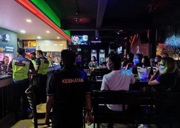 PREMIS hiburan yang diambil tindakan dalam Operasi Bersepadu Pematuhan SOP Covid dan Pusat Hiburan di sekitar daerah Manjung malam semalam. - UTUSAN/IHSAN PDRM