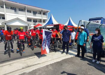 REEZAL MERICAN Naina Merican sewaktu merasmikan Karnival Kuala Muda “Bebas” di pekarangan Madrasal Al Saadah, Kepala Batas, Pulau Pinang semalam.