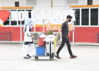 PELAJAR mula berdaftar masuk secara berperingkat di UMK Bachok hari ini. - UTUSAN/TOREK SULONG