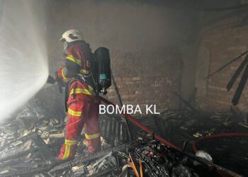 ANGGOTA bomba memadamkan kebakaran di rumah kedai Taman Desa, pagi tadi.