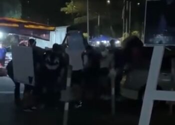 TANGKAP layar daripada sebuah video yang tular memaparkan seorang remaja dibelasah sekumpulan lelaki di Taman Nusa Bestari, Iskandar Puteri di Johor.