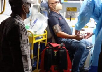 ANGGOTA Maritim membantu memindahkan pesakit bagi menerima rawatan apendiks di Labuan semalam. - IHSAN MARITIM