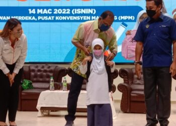 ZAMBRY Abd. Kadir menyampaikan bantuan #MYAirportCARES pek ceria kembali ke sekolah MAHB di Dewan Merdeka, Seri Manjung, hari ini. - UTUSAN/SHAMSUL KAMAL AMARUDIN