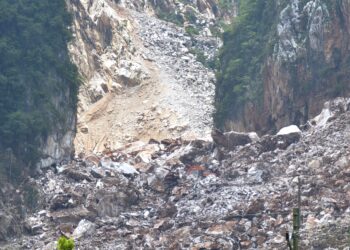 KERJA-kerja pengalihan bongkah batu bagi memudahkan operasi mencari dan menyelamat dua mangsa yang tertimbus runtuhan batu di tapak kuari di Keramat Pulai, Jalan Simpang Pulai - Cameron Highlands hari ini. - UTUSAN/ZULFACHRI ZULKIFLI