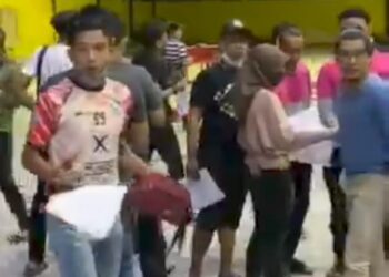 TANGKAP layar video pekerja sebuah syarikat kurier meletak jawatan beramai-ramai selepas dikatakan tunggakan gaji mereka tidak dibayar dan tular dalam media sosial. - UTUSAN/MEDIA SOSIAL