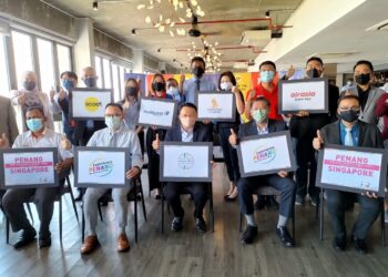 YEOH SOON HIN (tengah) dalam sidang akhbar mengenai pelaksanaan laluan VTL udara antara Singapura dan Pulau Pinang di Georgetown, Pulau Pinang hari ini.