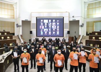 SERAMAI sembilan pekerja am yang juga digelar Wira Oren yang membantu seorang wanita mencari barang kemas miliknya di bawah timbunan empat tan sampah bulan lalu menerima penghargaan daripada MBSP hari ini.