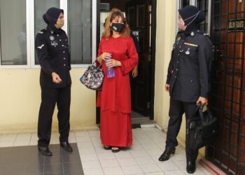 SHARIFFA SABRINA Syed Akil (tengah) keluar daripada mahkamah selepas didakwa atas tiga pertuduhan menduduki tanah kerajaan tanpa kebenaran sah di Mahkamah Sesyen Raub di Raub, Pahang.