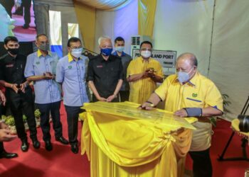 TUANKU Tuanku Syed Sirajuddin Putra Jamalullail (depan) sambil diperhatikan Ismail Sabri Yaakob (tiga dari kanan) dan Tuanku Syed Faizuddin Putra Jamalullail (dua dari kanan) merasmikan pelancaran PIP dan Bonded Road di Projek Pembangunan Lembah Chuping (CVIA), Padang Besar, Perlis hari ini.- UTUSAN/SHAHIR NOORDIN