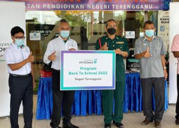 AZEMAN Said (dua, dari kiri) menyampaikan sumbangan kepada Timbalan Pengarah Sektor Perancangan dan Pengurusan, Jabatan Pendidikan Terengganu, Awi Salleh di Kuala Terengganu, hari ini.