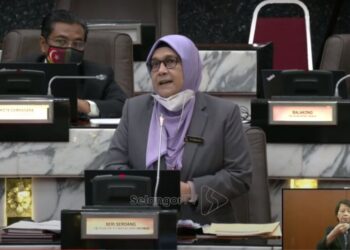 DR. SITI Mariah Mahmud menjawab persoalan mengenai sijil vaksinasi dalam Mesyuarat Pertama Persidangan Penggal Kelima Dewan Negeri Selangor Ke-14 di Dewanِ Annex, Bangunan SUK di Shah Alam, Selangor, hari ini.