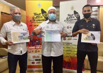 WAN Sukairi Wan Abdullah (tengah) selepas sidang akhbar perlumbaan Jelajah Terengganu atau Tour Gateh D'Tranung di Wisma Darul Iman di Kuala Terengganu, hari ini. - TENGKU DANISH BAHRI TENGKU YUSOFF