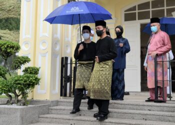ONN Hafiz Ghazi mengunjungi Makam Diraja Bukit Mahmoodiah untuk menziarah pusara Onn Jaafar dan Jaafar Muhammad di Johor Bahru, di sini.