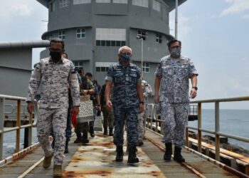 AFFENDI Buang mengadakan lawatan sempena Op Benteng Khas Siri Dua di KD Sultan Ismail Pangkalan Tentera Laut Diraja Malaysia, Tanjung Pengelih, Kota Tinggi.