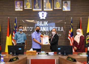 AMINUDDIN Harun (dua dari kiri) bersama Sutekno (dua dari kanan) pada Majlis Penyerahan Sistem MyCARE semasa Mesyuarat Majlis Tindakan Membanteras Dadah Peringkat Negeri Sembilan di Seremban hari ini.