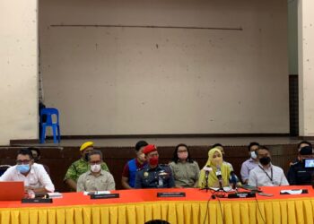 ANI Ahmad (tiga dari kiri) dalam sidang akhbar berkaitan perkembangan tanah runtuh di Dewan MPAJ Cheras Baru petang tadi.