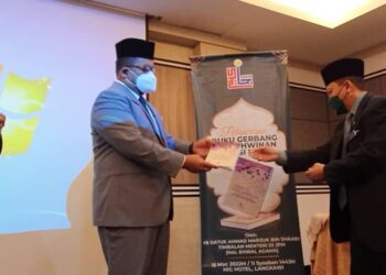 Ahmad Marzuk Shaary (tengah) melancarkan buku Gerbang Perkahwinan Edisi Ketiga sempena Persidangan KPNCR seluruh Malaysia Kali Ke-44 di Langkawi hari ini. - UTUSAN/NUR AMALINA AZMAN
