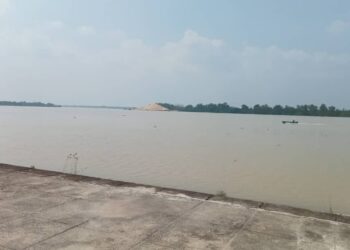 LOKASI mangsa dipercayai lemas di Pulau Pasir, Sungai Perak berhampiran Dataran JPS, Teluk Intan hari ini.