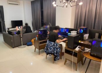 POLIS menumpaskan sindiket penipuan dalam talian di sebuah kondominium mewah di Jalan Yap Kwan Seng.