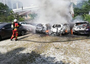 BOMBA memadam kebakaran melibatkan kereta di tempat letak kenderaan di SS 20/1 Petaling Jaya petang tadi.