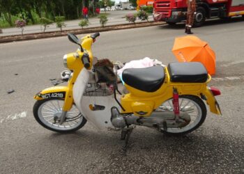 MOTOSIKAL ditunggang Mohd. Sahat Othman yang terbabas di susur Lebuh AMJ, Melaka. - UTUSAN/DIYANATUL ATIQAH ZAKARYA