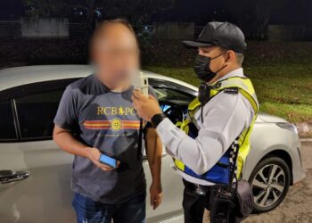 POLIS memeriksa kandungan alkohol terhadap seorang pemandu dalam Op Mabuk di Jalan Mutiara Emas Utama, Taman Mount Austin di Johor Bahru.