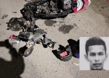 MOTOSIKAL Muhammad Farihin Mohd. Lazan (gambar kecil) hancur selepas dirempuh sebuah kereta di Jalan Telok Mas-Alai, Melaka. - UTUSAN/DIYANATUL ATIQAH ZAKARYA