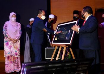 AWANG Hashim (tengah) melancarkan TVET-TAHFIZ dan disaksikan Pengarah Bahagian Islam Jakim, Hakimah Mohd Yusoff di CIAST Shah Alam, Selangor, hari ini. - UTUSAN / ZULFADHLI ZAKI