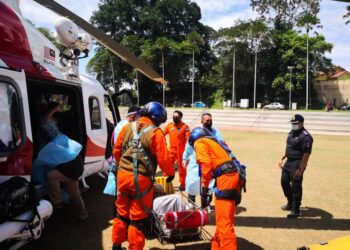 MAYAT pendaki Gunung Tahan, Raja Azlan Shah Raja Abdul Aziz dibawa turun daripada helikopter Polis Diraja Malaysia (PDRM) selepas mendarat di Padang Dataran Residen, Kuala Lipis di Lipis, Pahang. - FOTO/IHSAN IPD LIPIS