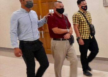 SHEIKH HASSAN Sheikh Zainuddin (tengah) dibawa keluar daripada kamar Mahkamah Sesyen Kuantan selepas dijatuhkan hukuman penjara 180 bulan dan denda RM194,062.10 bagi kesalahan salah guna kuasa. - UTUSAN/ DIANA SURYA ABD WAHAB