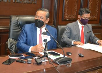 AMINUDDIN Harun (kiri) dalam sidang akhbar selepas mempengerusikan Mesyuarat Mingguan Exco di Wisma Negeri, Seremban hari ini. - UTUSAN/ZAKKINA WATI AHMAD TARMIZI