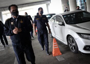 ZAILANI Hashim (tengah) menunjukkan sebahagian kereta yang disita selepas sidang akhbar Op Ulat JPJ Negeri Selangor di Pejabat JPJ KLIA, Sepang, Selangor. - UTUSAN/FAIZ ALIF AHMAD ZUBIR