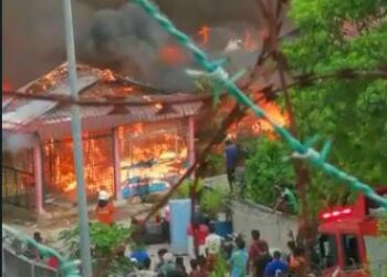 SEBAHAGIAN daripada rumah yang terbakar di  penempatan haram Bukit Malut, Langkawi petang ini. - MEDIA SOSIAL