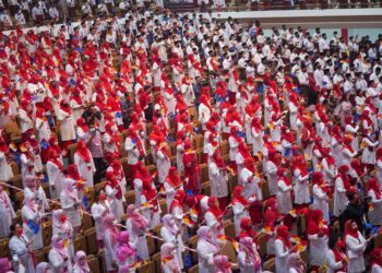 SUASANA ketika perwakilan UMNO menyanyikan lagu UMNO dalam Majlis Perasmian Persidangan Sayap Wanita, Pemuda dan Puteri UMNO sempena Perhimpunan Agung UMNO (PAU) 2021 di Dewan Merdeka, Pusat Dagangan Dunia (WTC). - UTUSAN/MUHAMAD IQBAL ROSLI