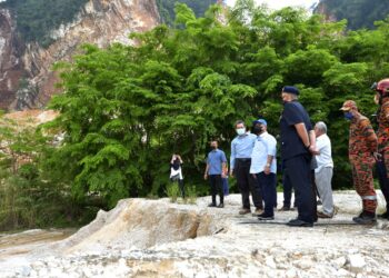 SAARANI Mohamad (empat dari kiri) meninjau operasi mencari dan menyelamat mangsa yang tertimbus pada kejadian runtuhan batu di tapak kuari dekat Keramat Pulai, Jalan Simpang Pulai - Cameron Highlands hari ini. - UTUSAN/ZULFACHRI ZULKIFLI