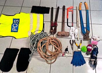 SEBAHAGIAN daripada peralatan yang dirampas polis yang digunakan oleh suspek ketika mencuri kabel TM yang dirampas di Baling dan Pendang bermula Sabtu lalu.