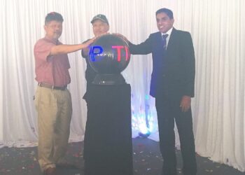 NADZIM Johan (tengah) dan Syed Ariffin Abu Thahir memegang bebola kristal sebagai simbol pelancaran platform hab pemasaran digital Tip-Topp di Shah Alam, Selangor, hari ini. - UTUSAN / ABDUL RAZAK IDRIS