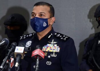 AYOB Khan Mydin Pitchay berucap dalam sidang akhbar di IPK Selangor di Shah Alam, Selangor, semalam. - UTUSAN / ZULFADHLI ZAKI