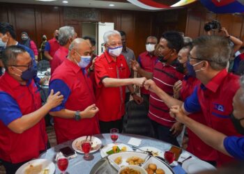 ISMAIL Sabri Yaakob hadir beramah mesra bersama ahli Kelab Naib Ketua Bahagian Malaysia yang hadir pada sesi minum petang pada Perhimpunan Agung UMNO 2021 di Pusat Dagangan Dunia Kuala Lumpur. - UTUSAN/AMIR KHALID