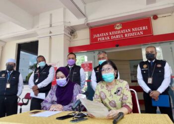 DING Lay Ming (kanan) dalam sidang akhbar mengenai operasi penguatkuasaan larangan merokok  di Ipoh hari ini.