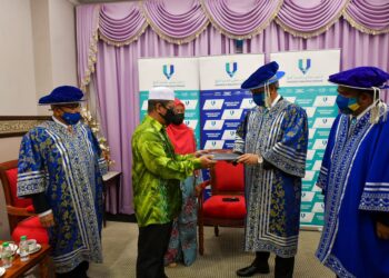 TAHA SULAIMAN Mohd. Shariff (dua dari kiri) menerima Anugerah Anumerta anaknya yang disampaikan oleh Abi Musa Asa'ari Mohamed Nor di kamar dewan di Dewan Jubli Perak di Kuantan, Pahang.