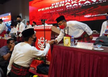 ASYRAF Wajdi Dusuki bersalaman dengan Menteri Besar Johor, Datuk Onn Hafiz Ghazi ketika persidangan Pemuda UMNO semasa Perhimpunan Agung UMNO 2021 di Pusat Dagangan Dunia Kuala Lumpur. - UTUSAN/AMIR KHALID