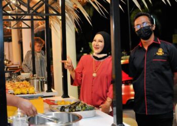 JAMALIAH Ismail (dua dari kanan) di Mari's Buffet Cafe di Kuantan, Pahang.