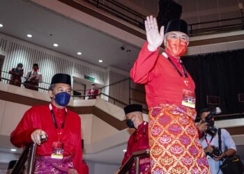 AHMAD Zahid Hamidi tiba untuk ucapan dasar  Perhimpunan Agung UMNO (PAU) 2021 di Dataran Plaza Merdeka, Pusat Dagangan Dunia Kuala Lumpur (WTCKL). - UTUSAN/MUHAMAD IQBAL ROSLI