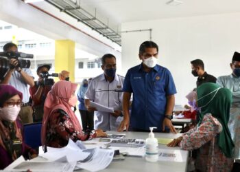 MOHD. Radzi Md. Jidin beramah mesra bersama ibu bapa yang hadir membuat pendaftaran pada Majlis Penyerahan Sekolah Menengah Kebangsaan (SMK) Bandar Saujana Putra di Kuala Langat, Selangor, hari ini. -  UTUSAN / ZULFADHLI ZAKI