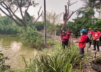 TUANKU Syed Faizuddin Putra Jamalullail (depan) berkenan berangkat menghadiri sesi kayuhan anjuran Majlis Agama Islam dan Adat Istiadat Melayu Perlis (MAIPs) sempena sambutan hari tindakan sungai sedunia di Kangar, Perlis hari ini.- UTUSAN