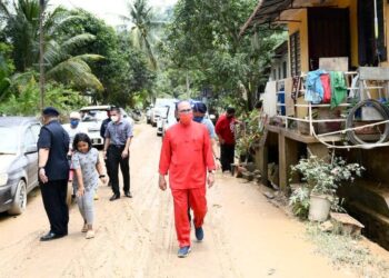 WAN ROSDY Wan Ismail turun padang meninjau sendiri kejadian banjir kilat di Bentong, Pahang. - IHSAN FB WAN ROSDY